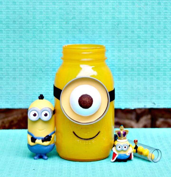 Adorable DIY Minion Mason Jar Gift