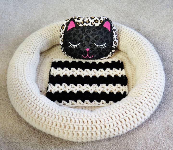 Free Crochet Fluffy Dreams Pet Bed Pattern