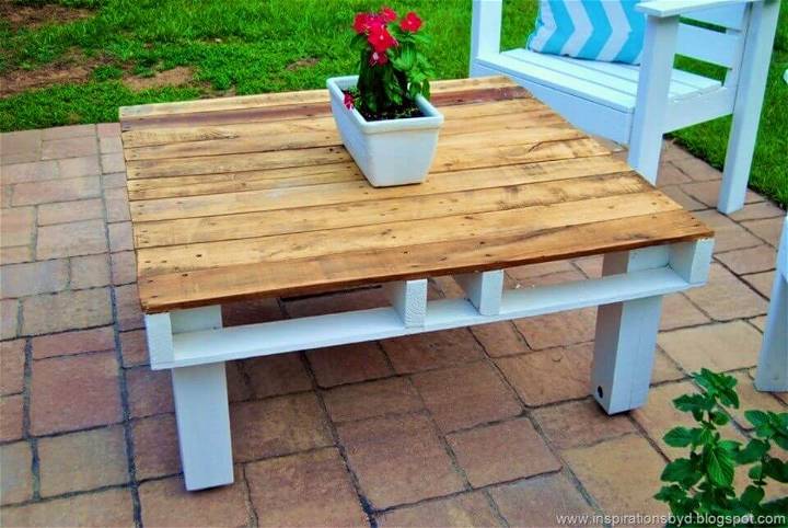 DIY Outdoor Pallet Coffee Table 1