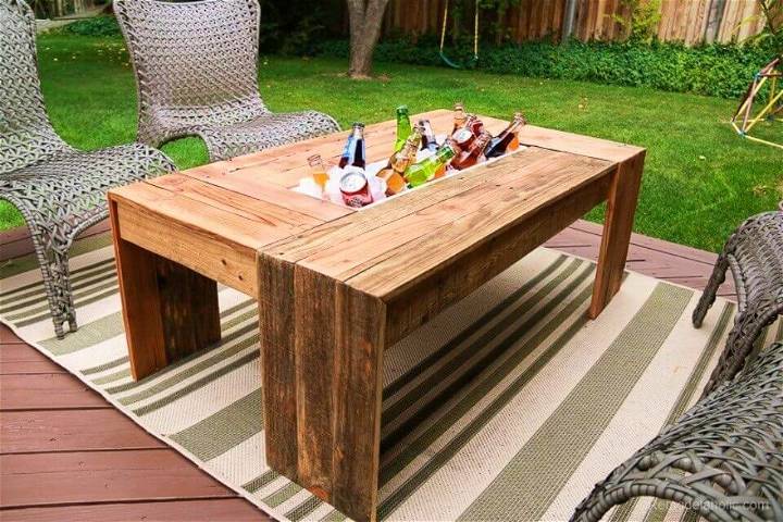 DIY Pallet Wood Coffee Table With Drink Cooler